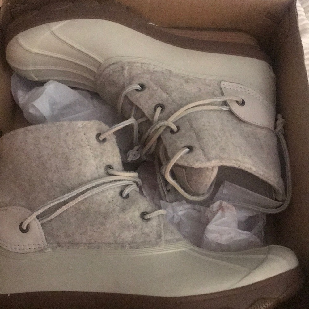 Sperry boots in cream size 9 1/2